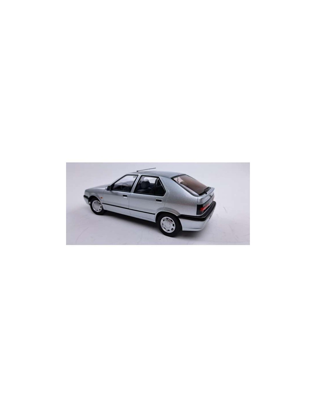 Triple 9 RENAULT 19 1994 ARGENT MÉTALLIQUE 1:18 T9-1800453